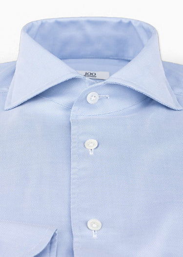 'Shiller' Oxford Hemd hellblau Kragen-Detail — weißer Hintergrund