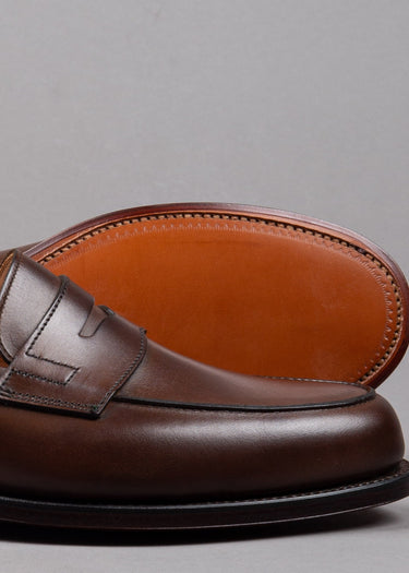 Crockett and Jones Herren Penny Loafer Schuh in braun mit Ledersohle